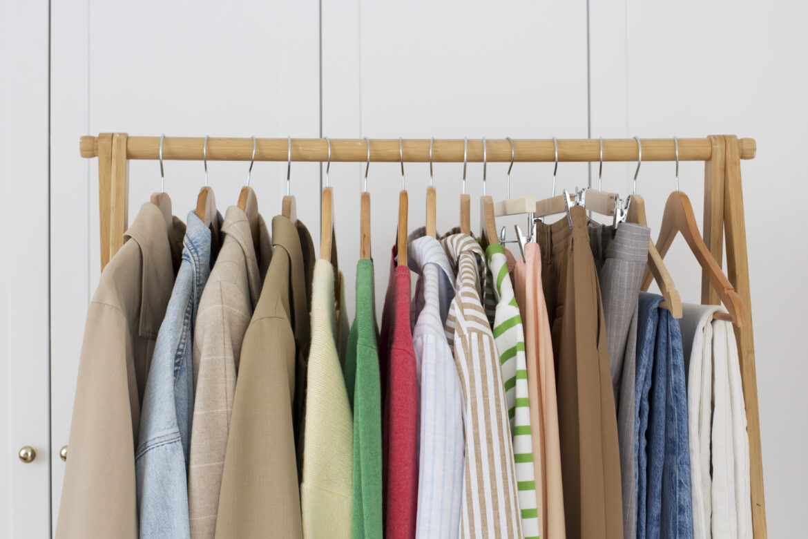 wiosenna szafa kapsułowa 2025